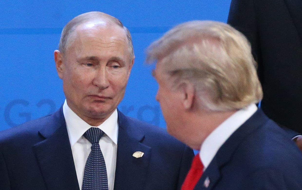 Russian President Vladimir Putin (L) looks at US President Donald Trump during the welcoming ceremony ahead of the G20 summit plenary meeting in Buenos Aires, Argentina, on Nov. 30, 2018. 