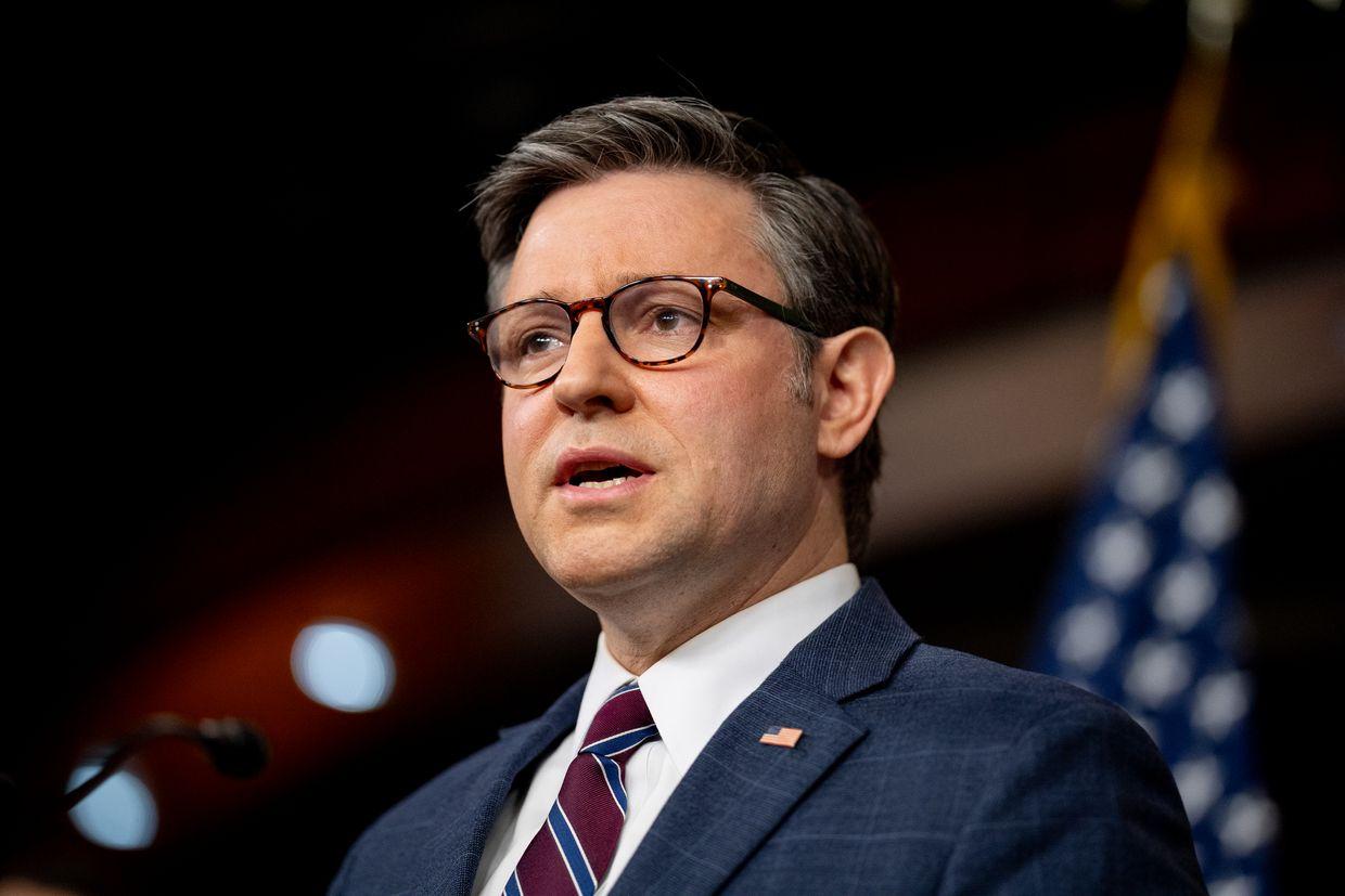 US military aid freeze to Ukraine temporary, linked to Zelensky-Trump clash, Mike Johnson says