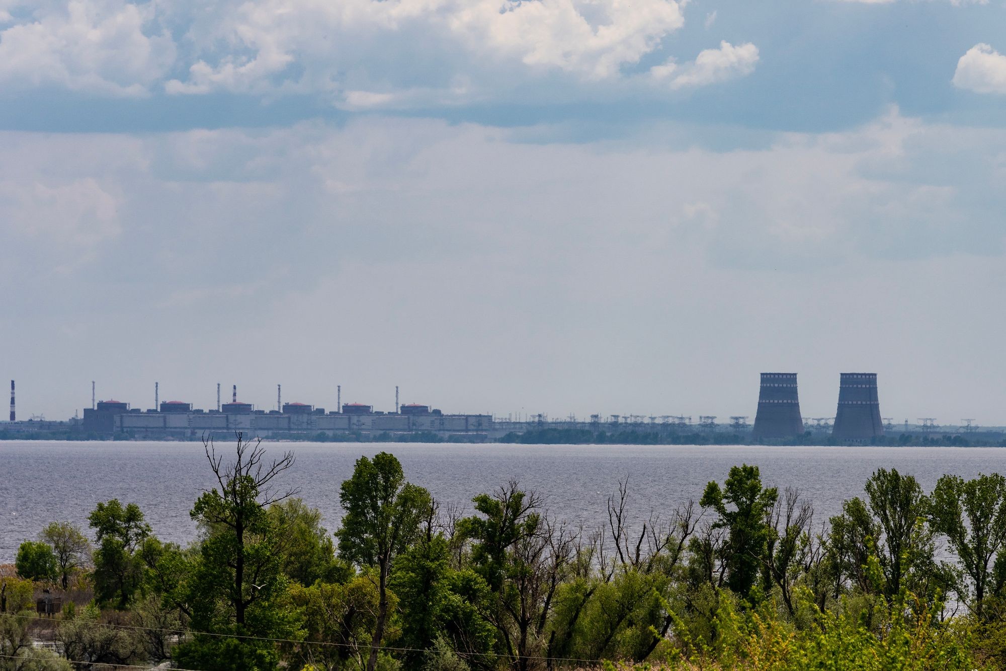 Russia builds power lines to connect occupied Zaporizhzhia nuclear plant to its grid, NYT reports