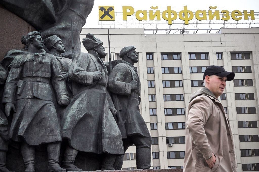 Raiffeisen Bank International's subsidiary remains invested in sanctioned Russian entities, report says
