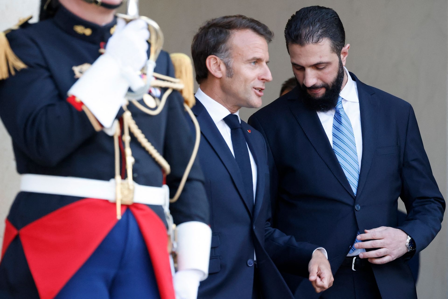 French President Emmanuel Macron (L) and Syrian President Ahmed al-Sharaa (R) in Paris, France, on May 7, 2025.