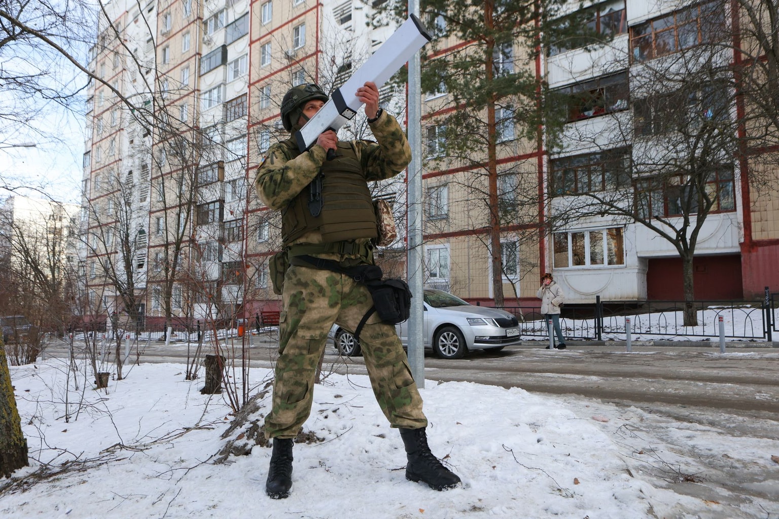 Local residents and self-defence unit volunteers participate in an evacuation drill during a simulated emergency over a Ukrainian shelling, Belgorod, Feb. 28, 2024. (Stringer/ AFP)
