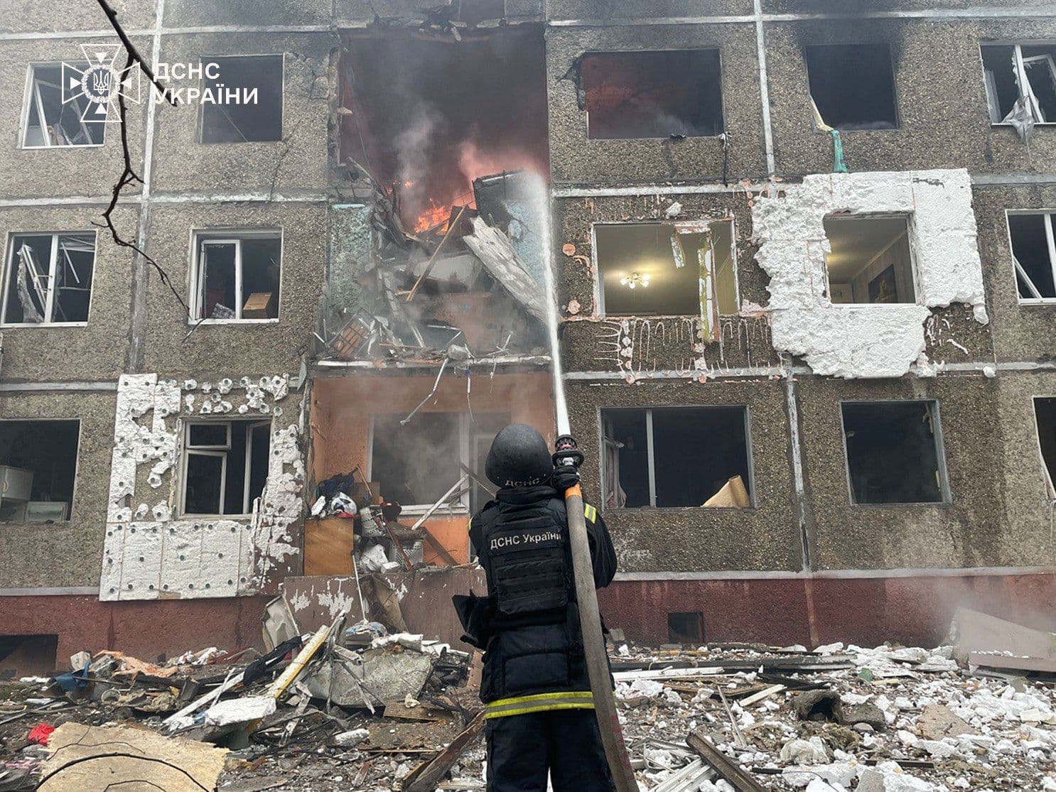 Russia attacks Kherson market, Chernihiv apartment building on Christmas Day, killing 2, injuring at least 10