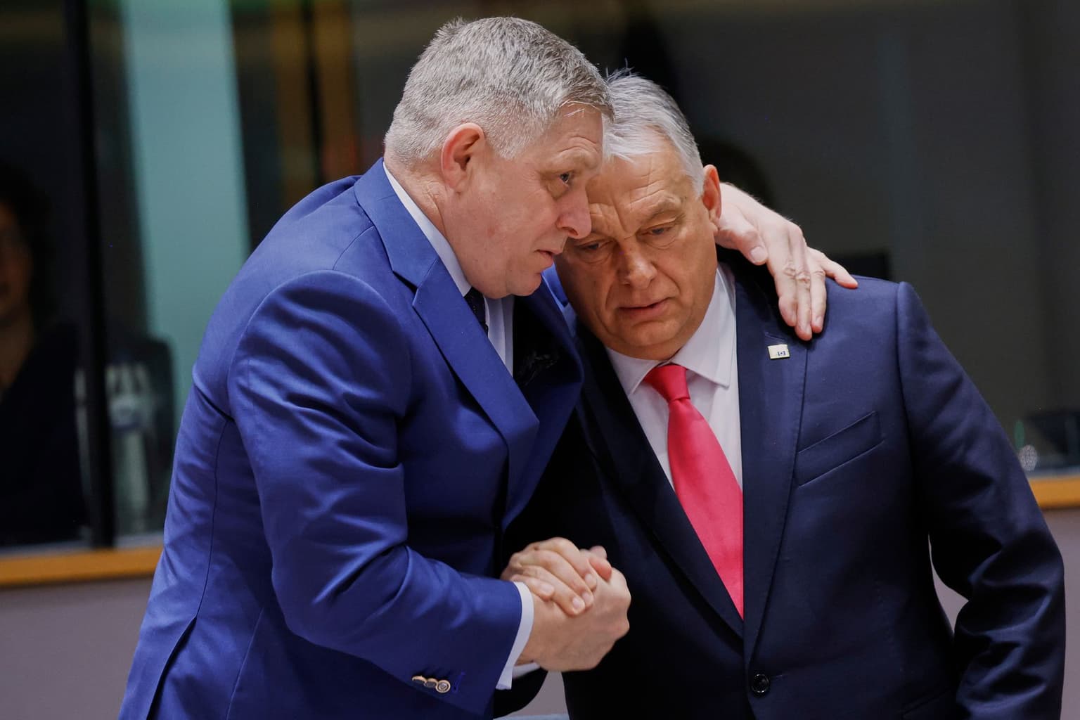 Slovak Prime Minister Fico (L) speaks with Hungarian Prime Minister Orbán (R) in Brussels, Belgium, on March 20, 2025.
