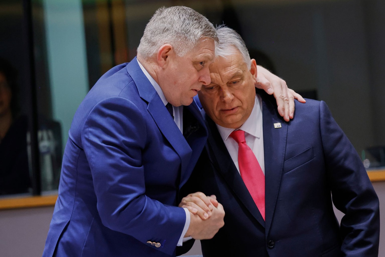 Slovak Prime Minister Fico (L) speaks with Hungarian Prime Minister Orbán (R) in Brussels, Belgium, on March 20, 2025.