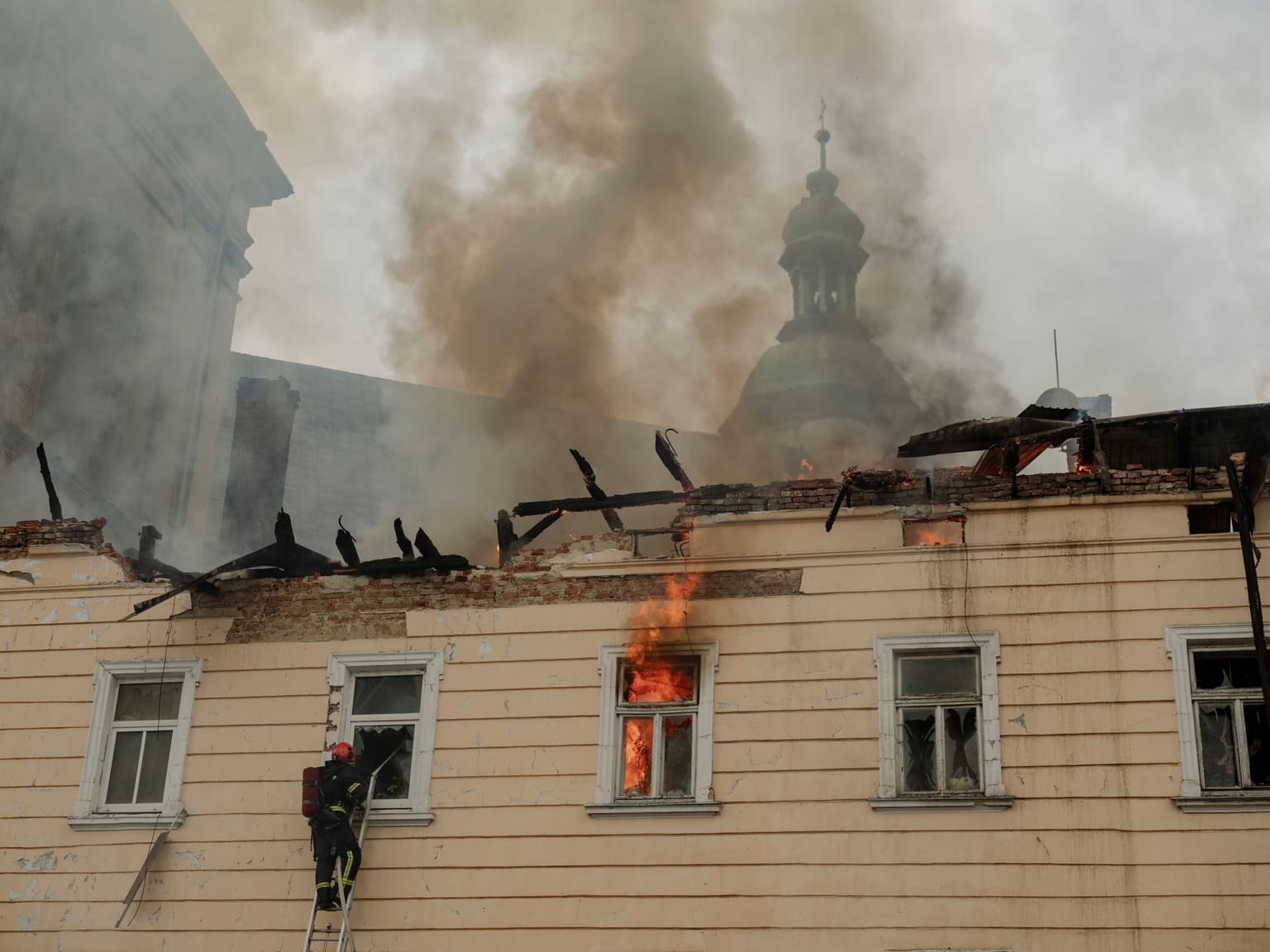 Russia launches nearly 1,000 drones in one of war's largest assaults, killing 7 and injuring at least 50