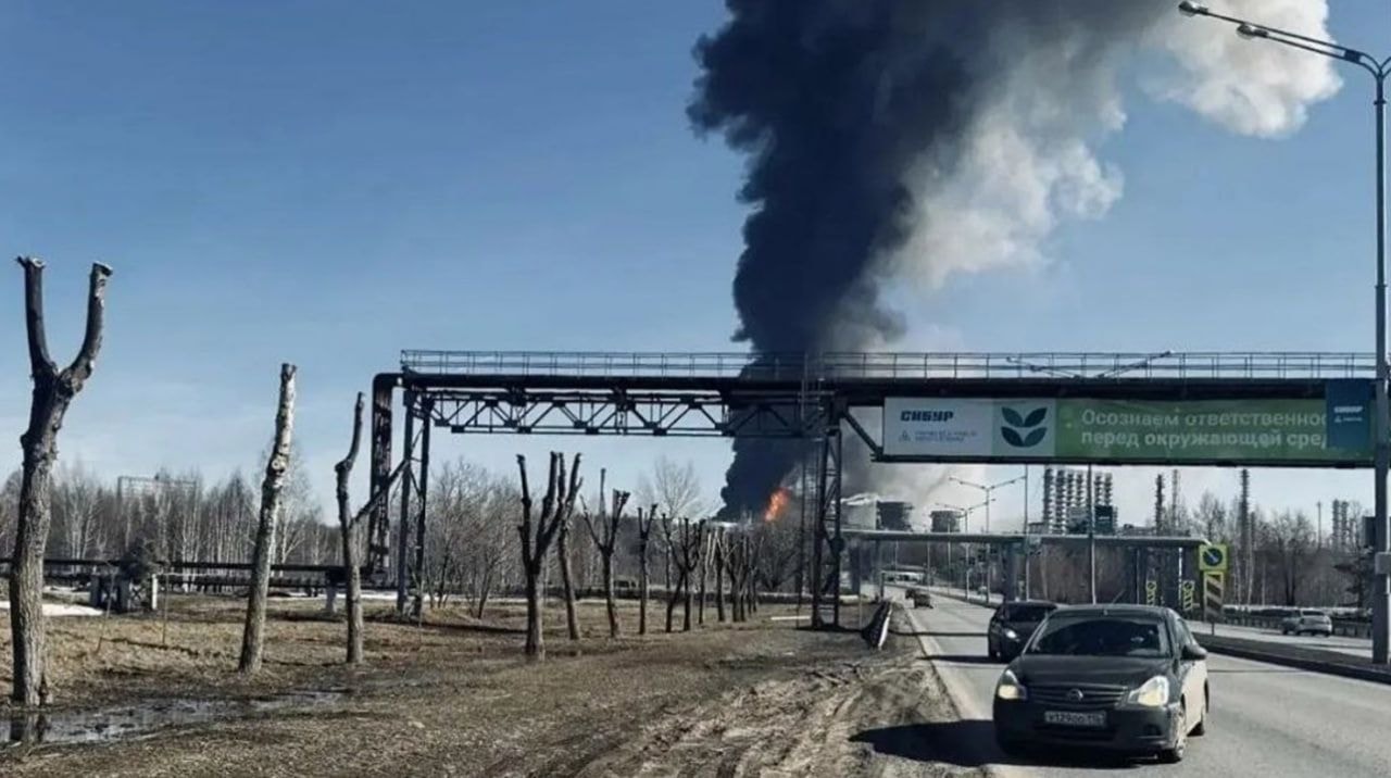 Massive explosion at Russian petrochemical plant in Tatarstan, 2 dead, dozens wounded
