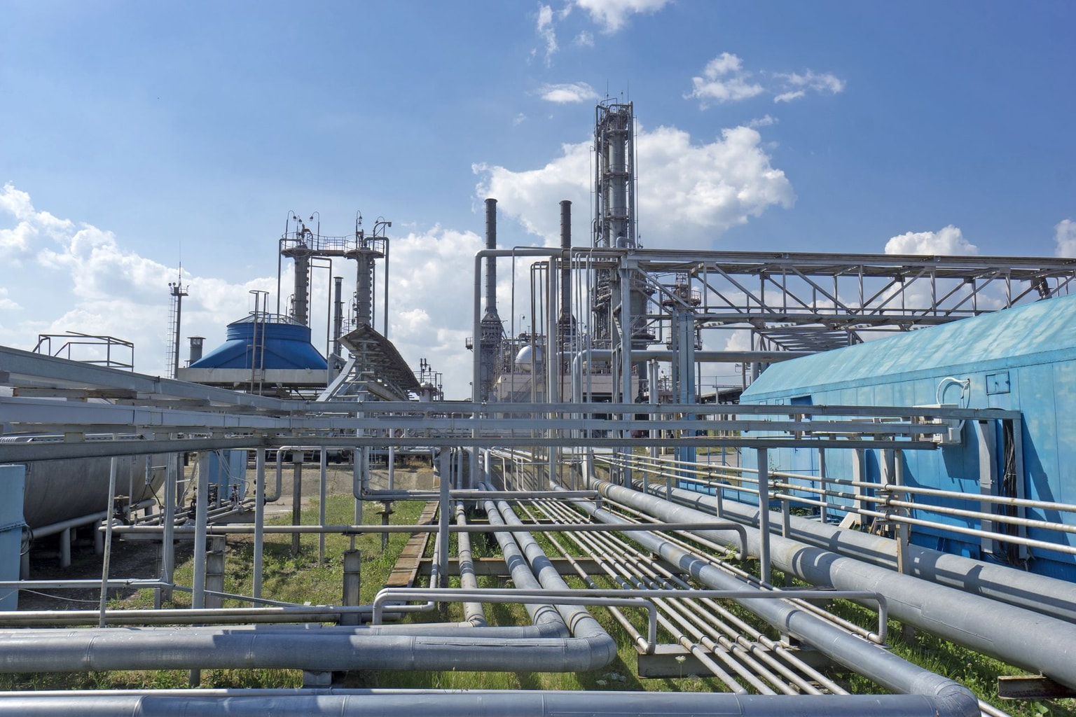 Gas transport pipes and processing infrastructure stand at a refinery operated by DK Ukrgazvydobuvannya (UGV), a unit of NAK Naftogaz Ukrainy, in Poltava, Ukraine, on Friday, July 21, 2017. (Vincent Mundy/Bloomberg via Getty Images)