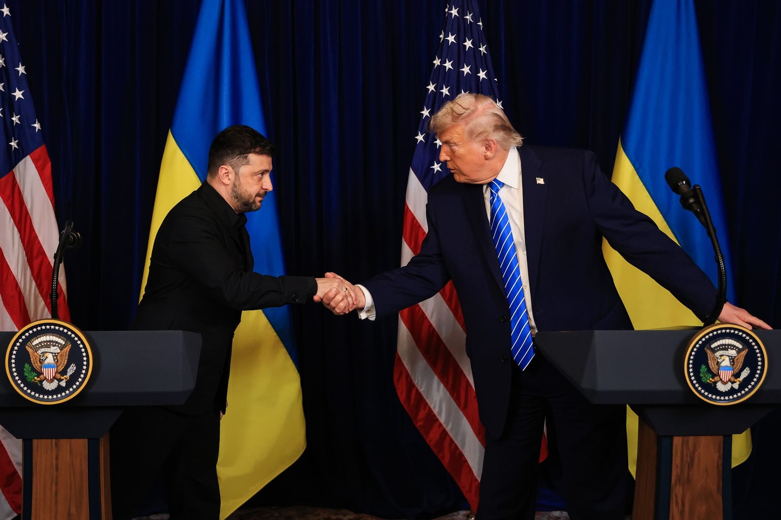 Trump (R) and President Volodymyr Zelensky (L) at Mar-a-Lago in Palm Beach, Florida, U.S. on Dec. 28, 2025.