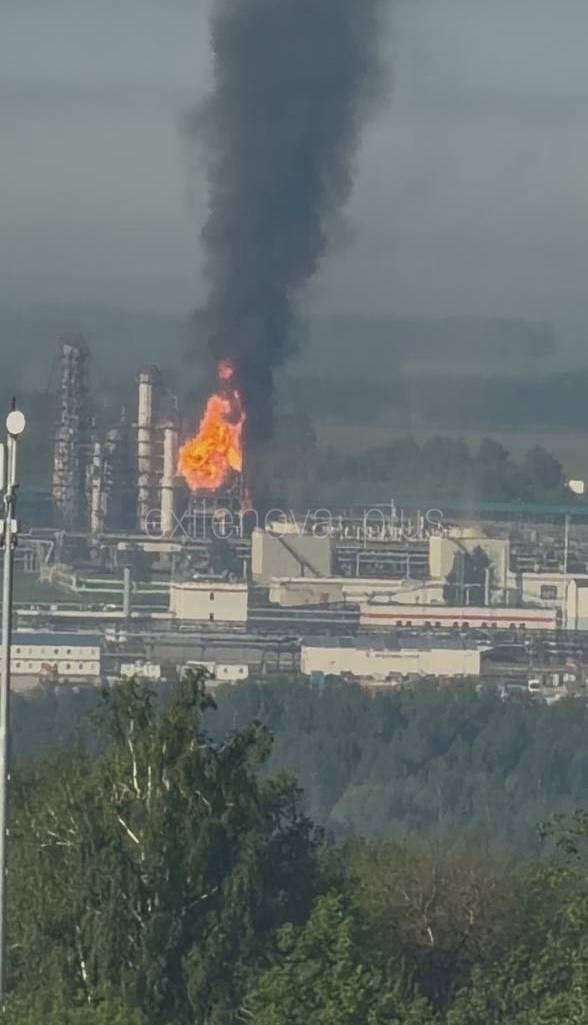 A photo of the Lukoil-Nizhegorodnefteorgsintez oil refinery in Russia's Nizhny Novgorod Oblast burning following a Ukrainian drone attack on May 20, 2026. (Exilenova_plus/Telegram)