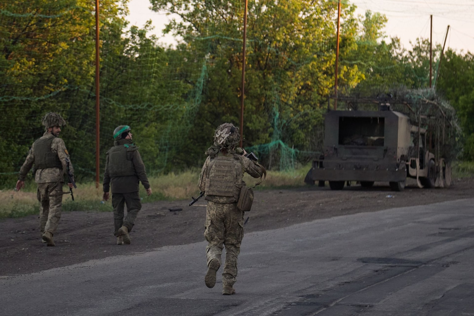 Illustrative Image: Servicemen of the Armed Forces of Ukraine secure a frontline road after detecting a Russian FPV drone in the Donetsk region on May 27, 2026 in Donetsk, Ukraine. (Pierre Crom/Getty Images)
