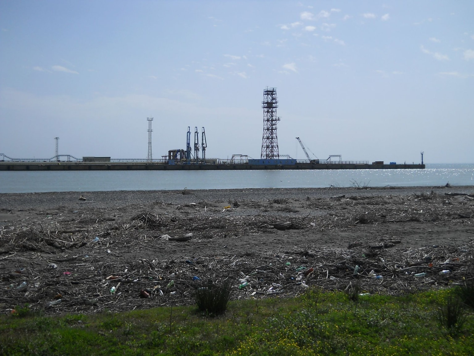 Illustrative image: The Kulevi Oil Terminal on Georgia's Black Sea coast, pictured on May 4, 2011. (Andre Hosper / Wikimedia Commons)