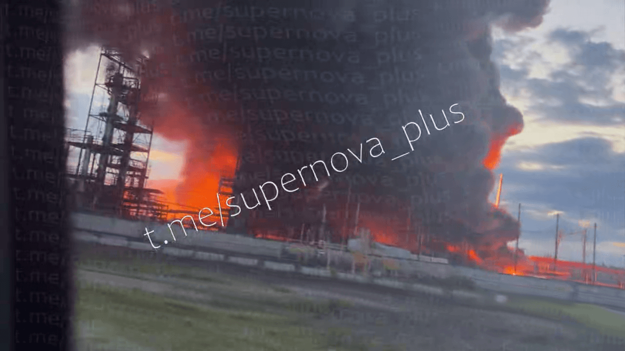 A screenshot of a video purporting to show a fire at NS-Oil Refinery in the town of Novospasskoye in Ulyanovsk Oblast on July 23, 2026 following a reported Ukrainian drone strike. (Supernova_plus/Telegram)