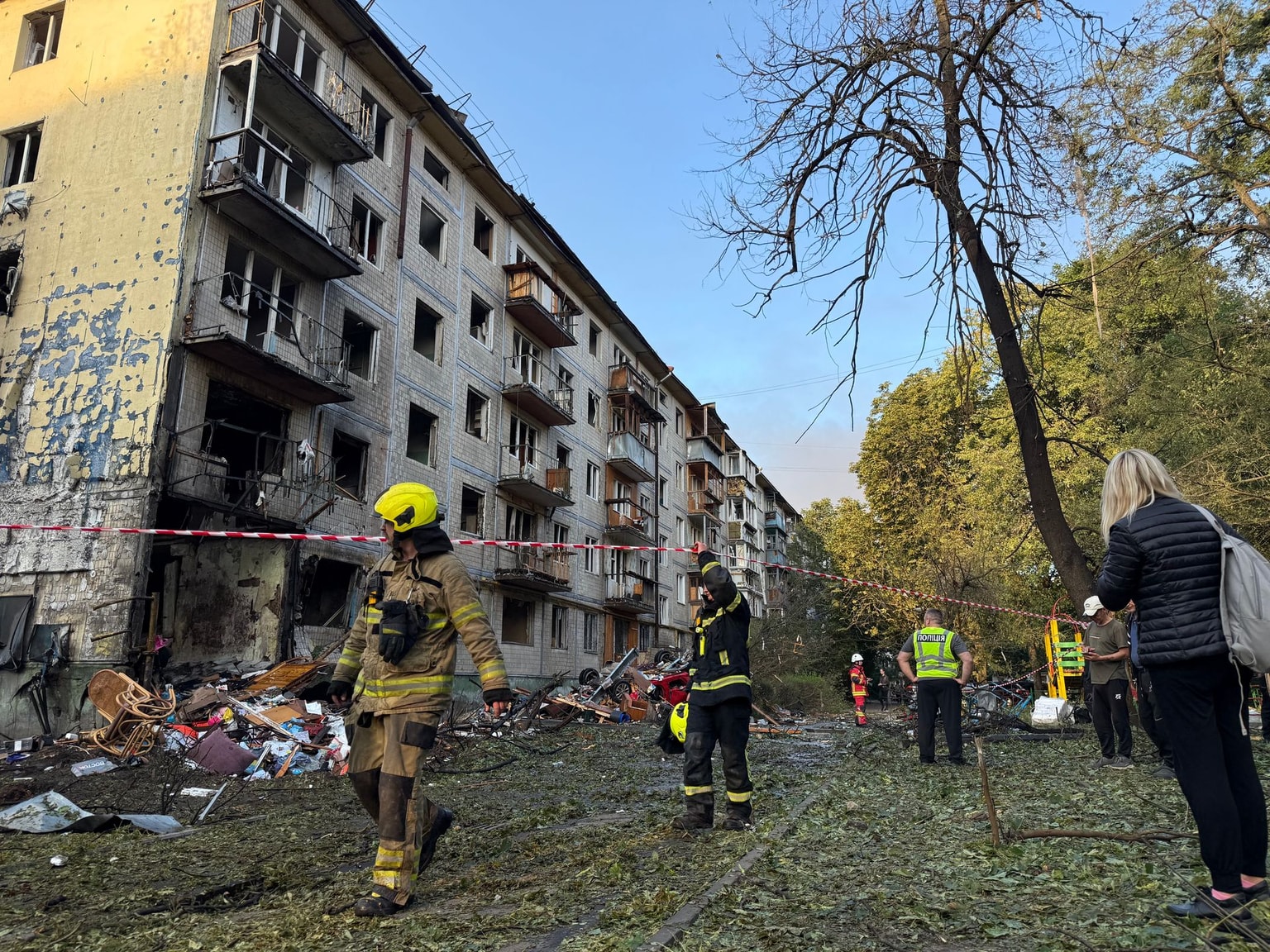 The aftermath of a Russian ballistic missile strike on Kyiv's Solomianskyi district overnight on Aug. 1, 2026 (Anastasiia Kasinchuk/The Kyiv Independent) 