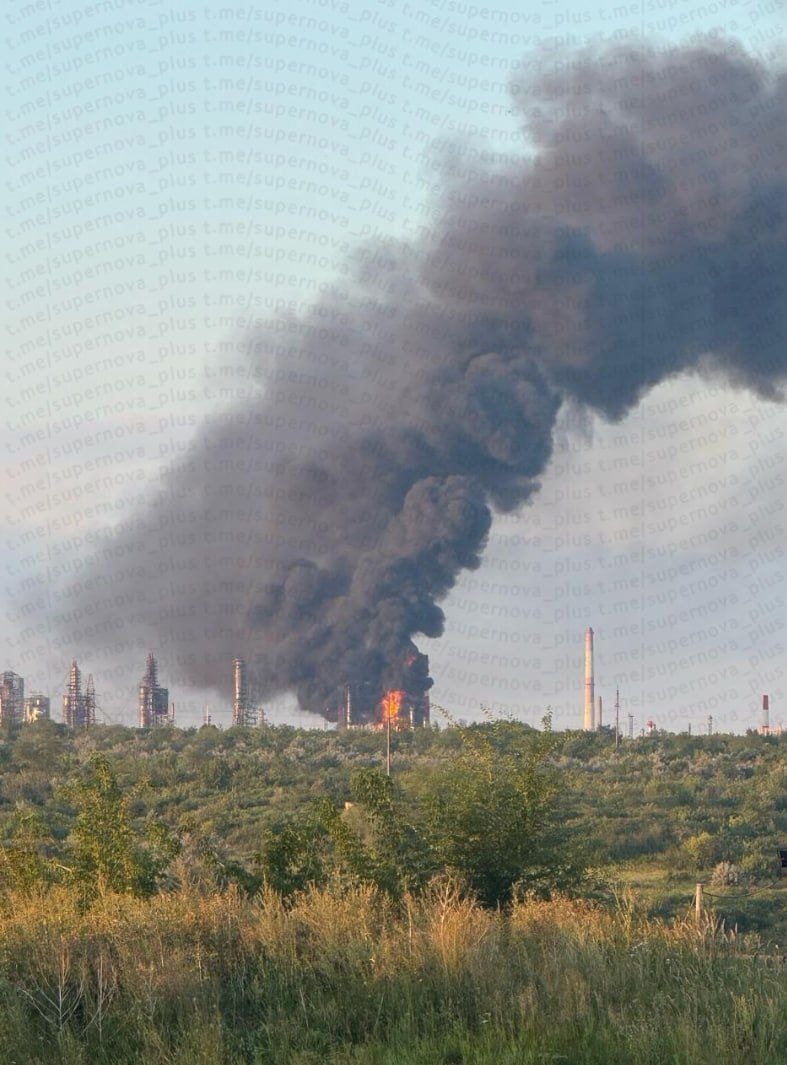 A fire burns at the Syzran Oil Refinery in Russia's Samara Oblast following a reported Ukrainian attack on the refinery on Aug. 4, 2026. (Supernova_plus/Telegram)