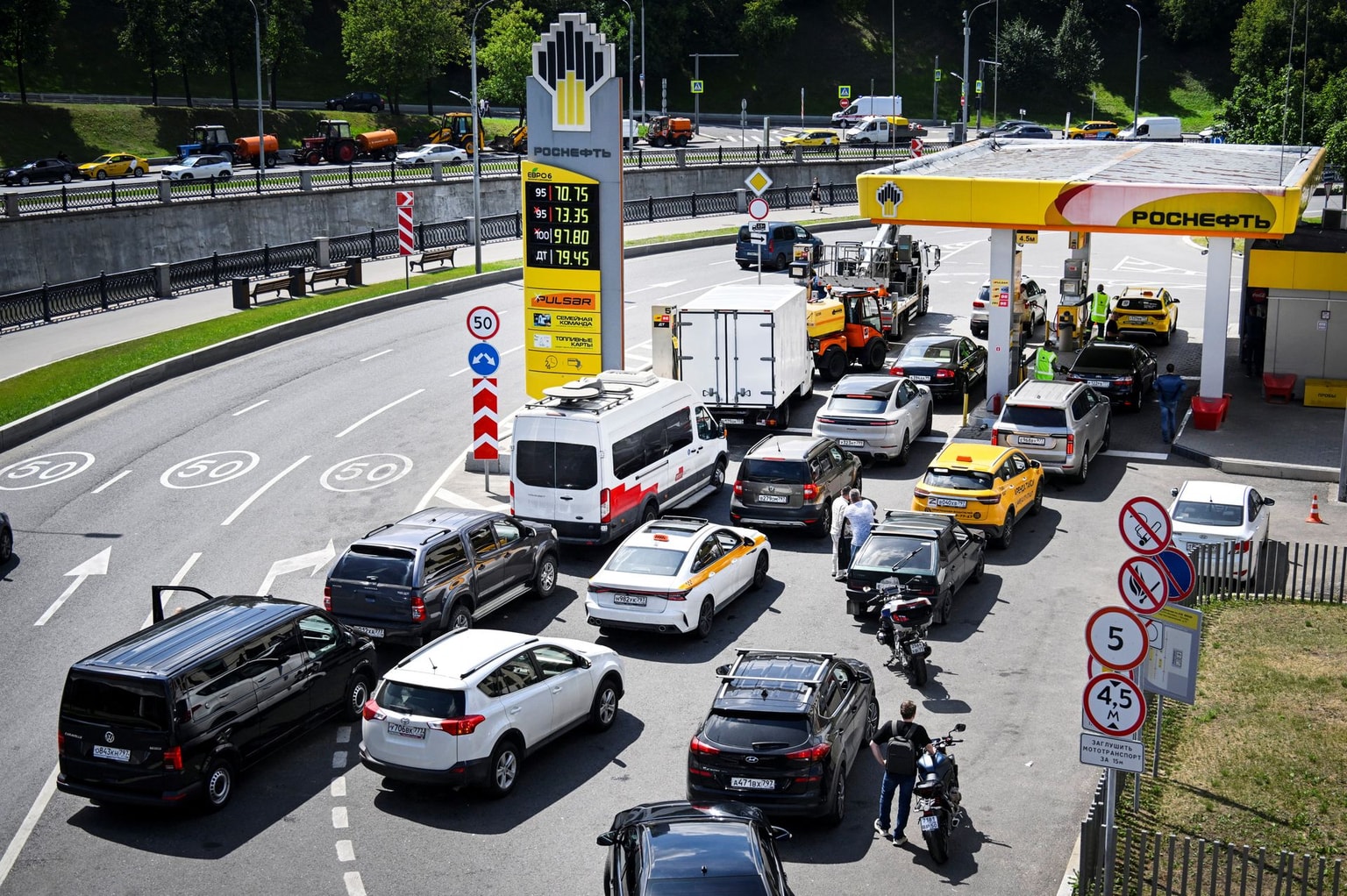 People queue to refuel their cars at a Rosneft gas station in Moscow on June 30, 2026. (Alexander Nemenov/ AFP via Getty Images)